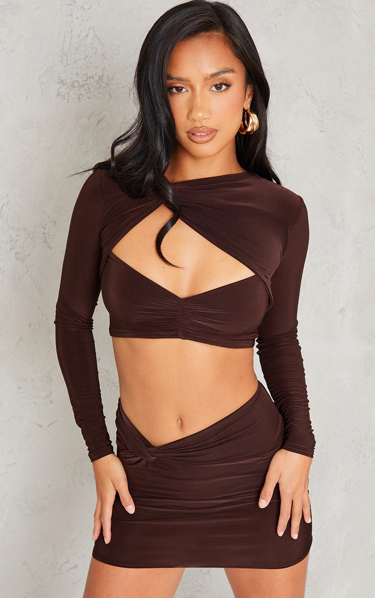 PETITE CHOCOLATE SLINKY LONG SLEEVE PLUNGE CUT OUT CROP TOP