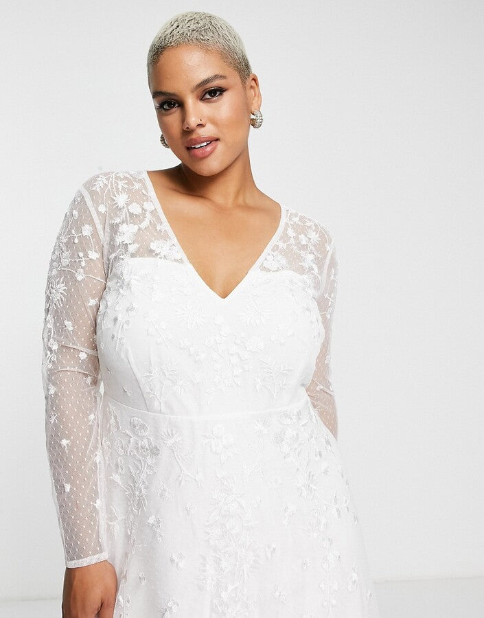 Curve Holly Embroidered V-neck Wedding Dress